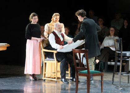 Festivalul Intern ațional Zilele Teatrului „Matei Vișniec” 2026– Recenzie #DAY7: Istoria ca un carusel absurd în „RĂZBOI ȘI PACE ȘI...”