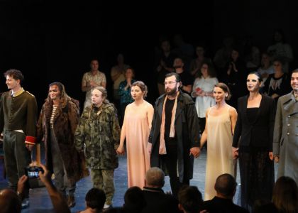 Festivalul Intern ațional Zilele Teatrului „Matei Vișniec” 2026– Recenzie #DAY7: Istoria ca un carusel absurd în „RĂZBOI ȘI PACE ȘI...”