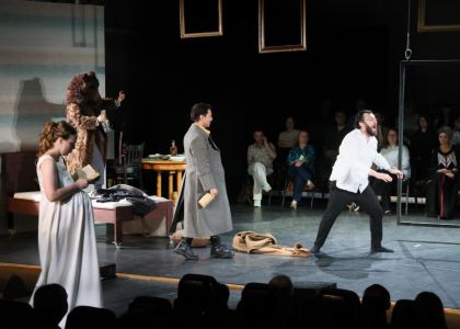 Festivalul Intern ațional Zilele Teatrului „Matei Vișniec” 2026– Recenzie #DAY7: Istoria ca un carusel absurd în „RĂZBOI ȘI PACE ȘI...”