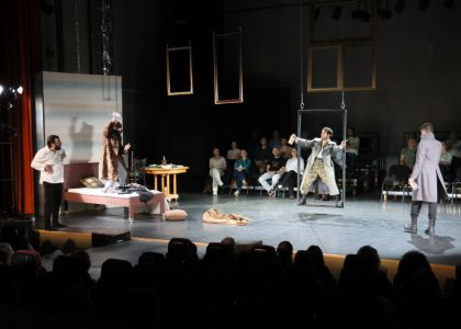 Festivalul Intern ațional Zilele Teatrului „Matei Vișniec” 2026– Recenzie #DAY7: Istoria ca un carusel absurd în „RĂZBOI ȘI PACE ȘI...”