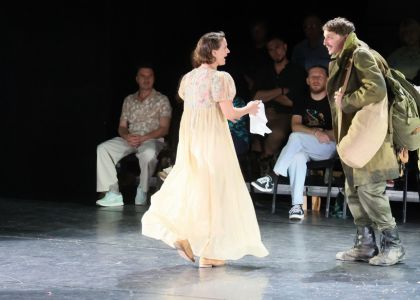 Festivalul Intern ațional Zilele Teatrului „Matei Vișniec” 2026– Recenzie #DAY7: Istoria ca un carusel absurd în „RĂZBOI ȘI PACE ȘI...”