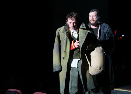 Festivalul Intern ațional Zilele Teatrului „Matei Vișniec” 2026– Recenzie #DAY7: Istoria ca un carusel absurd în „RĂZBOI ȘI PACE ȘI...”