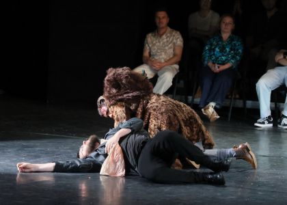 Festivalul Intern ațional Zilele Teatrului „Matei Vișniec” 2026– Recenzie #DAY7: Istoria ca un carusel absurd în „RĂZBOI ȘI PACE ȘI...”