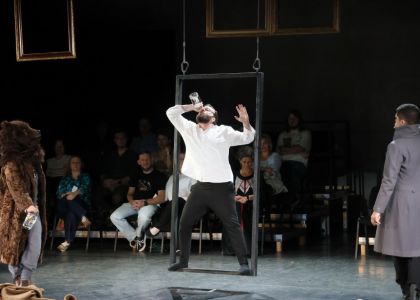 Festivalul Intern ațional Zilele Teatrului „Matei Vișniec” 2026– Recenzie #DAY7: Istoria ca un carusel absurd în „RĂZBOI ȘI PACE ȘI...”