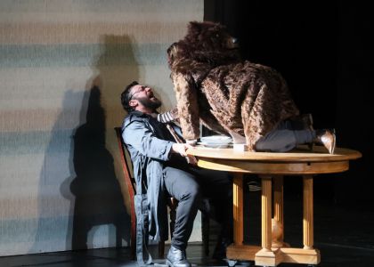 Festivalul Intern ațional Zilele Teatrului „Matei Vișniec” 2026– Recenzie #DAY7: Istoria ca un carusel absurd în „RĂZBOI ȘI PACE ȘI...”