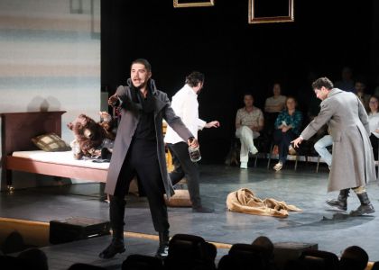 Festivalul Intern ațional Zilele Teatrului „Matei Vișniec” 2026– Recenzie #DAY7: Istoria ca un carusel absurd în „RĂZBOI ȘI PACE ȘI...”