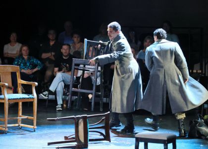 Festivalul Intern ațional Zilele Teatrului „Matei Vișniec” 2026– Recenzie #DAY7: Istoria ca un carusel absurd în „RĂZBOI ȘI PACE ȘI...”