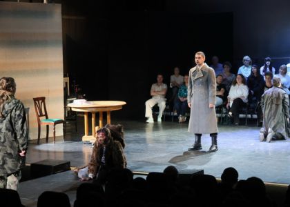 Festivalul Intern ațional Zilele Teatrului „Matei Vișniec” 2026– Recenzie #DAY7: Istoria ca un carusel absurd în „RĂZBOI ȘI PACE ȘI...”