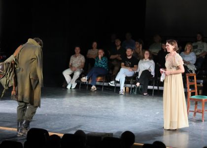 Festivalul Intern ațional Zilele Teatrului „Matei Vișniec” 2026– Recenzie #DAY7: Istoria ca un carusel absurd în „RĂZBOI ȘI PACE ȘI...”