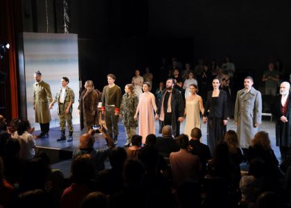 Festivalul Intern ațional Zilele Teatrului „Matei Vișniec” 2026– Recenzie #DAY7: Istoria ca un carusel absurd în „RĂZBOI ȘI PACE ȘI...”