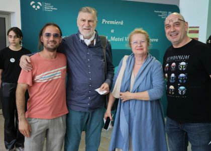 Festivalul Intern ațional Zilele Teatrului „Matei Vișniec” 2026– Recenzie #DAY7: Istoria ca un carusel absurd în „RĂZBOI ȘI PACE ȘI...”