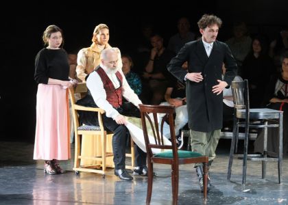 Festivalul Intern ațional Zilele Teatrului „Matei Vișniec” 2026– Recenzie #DAY7: Istoria ca un carusel absurd în „RĂZBOI ȘI PACE ȘI...”