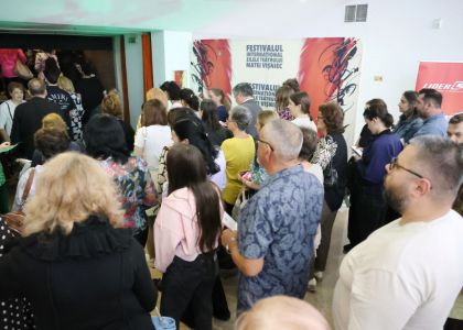 Festivalul Intern ațional Zilele Teatrului „Matei Vișniec” 2026– Recenzie #DAY7: Istoria ca un carusel absurd în „RĂZBOI ȘI PACE ȘI...”
