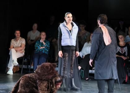 Festivalul Intern ațional Zilele Teatrului „Matei Vișniec” 2026– Recenzie #DAY7: Istoria ca un carusel absurd în „RĂZBOI ȘI PACE ȘI...”