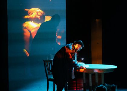 Festivalul Intern ațional Zilele Teatrului „Matei Vișniec” 2026– Recenzie #DAY7: Istoria ca un carusel absurd în „RĂZBOI ȘI PACE ȘI...”