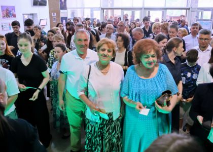 Festivalul Intern ațional Zilele Teatrului „Matei Vișniec” 2026– Recenzie #DAY7: Istoria ca un carusel absurd în „RĂZBOI ȘI PACE ȘI...”