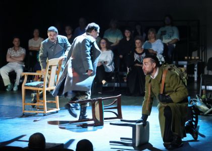Festivalul Intern ațional Zilele Teatrului „Matei Vișniec” 2026– Recenzie #DAY7: Istoria ca un carusel absurd în „RĂZBOI ȘI PACE ȘI...”