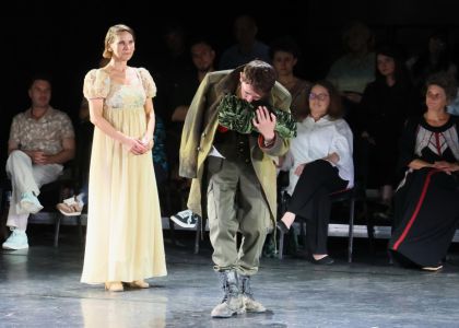 Festivalul Intern ațional Zilele Teatrului „Matei Vișniec” 2026– Recenzie #DAY7: Istoria ca un carusel absurd în „RĂZBOI ȘI PACE ȘI...”