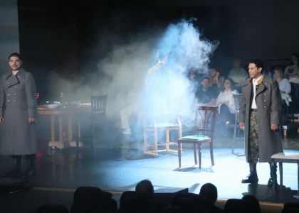 Festivalul Intern ațional Zilele Teatrului „Matei Vișniec” 2026– Recenzie #DAY7: Istoria ca un carusel absurd în „RĂZBOI ȘI PACE ȘI...”