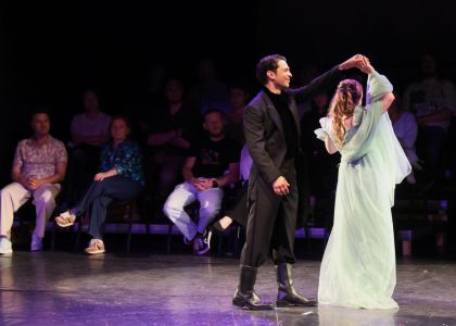 Festivalul Intern ațional Zilele Teatrului „Matei Vișniec” 2026– Recenzie #DAY7: Istoria ca un carusel absurd în „RĂZBOI ȘI PACE ȘI...”