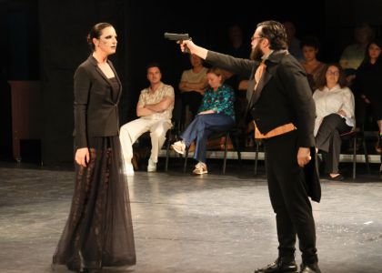 Festivalul Intern ațional Zilele Teatrului „Matei Vișniec” 2026– Recenzie #DAY7: Istoria ca un carusel absurd în „RĂZBOI ȘI PACE ȘI...”