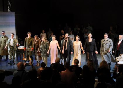 Festivalul Intern ațional Zilele Teatrului „Matei Vișniec” 2026– Recenzie #DAY7: Istoria ca un carusel absurd în „RĂZBOI ȘI PACE ȘI...”