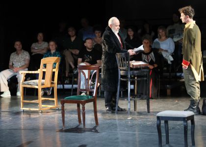 Festivalul Intern ațional Zilele Teatrului „Matei Vișniec” 2026– Recenzie #DAY7: Istoria ca un carusel absurd în „RĂZBOI ȘI PACE ȘI...”