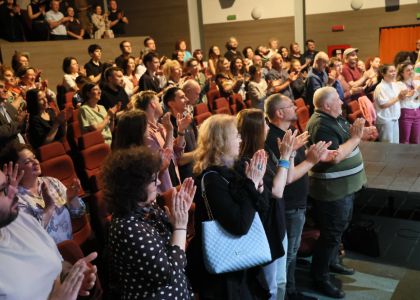 Festivalul Intern ațional Zilele Teatrului „Matei Vișniec” 2026– Recenzie #DAY7: Istoria ca un carusel absurd în „RĂZBOI ȘI PACE ȘI...”
