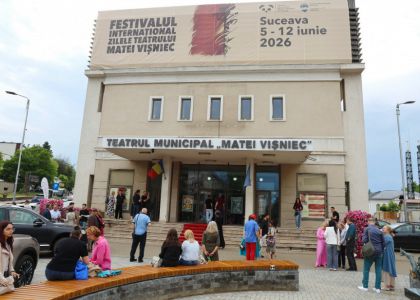 Festivalul Intern ațional Zilele Teatrului „Matei Vișniec” 2026– Recenzie #DAY7: Istoria ca un carusel absurd în „RĂZBOI ȘI PACE ȘI...”