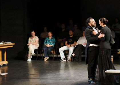 Festivalul Intern ațional Zilele Teatrului „Matei Vișniec” 2026– Recenzie #DAY7: Istoria ca un carusel absurd în „RĂZBOI ȘI PACE ȘI...”
