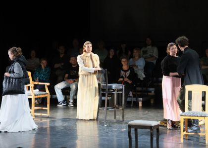 Festivalul Intern ațional Zilele Teatrului „Matei Vișniec” 2026– Recenzie #DAY7: Istoria ca un carusel absurd în „RĂZBOI ȘI PACE ȘI...”