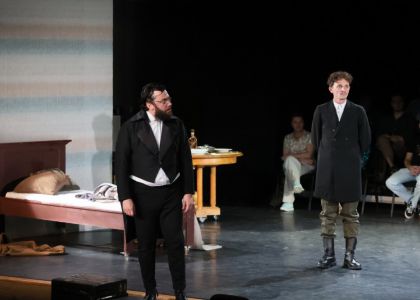 Festivalul Intern ațional Zilele Teatrului „Matei Vișniec” 2026– Recenzie #DAY7: Istoria ca un carusel absurd în „RĂZBOI ȘI PACE ȘI...”