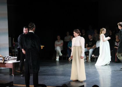 Festivalul Intern ațional Zilele Teatrului „Matei Vișniec” 2026– Recenzie #DAY7: Istoria ca un carusel absurd în „RĂZBOI ȘI PACE ȘI...”