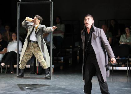 Festivalul Intern ațional Zilele Teatrului „Matei Vișniec” 2026– Recenzie #DAY7: Istoria ca un carusel absurd în „RĂZBOI ȘI PACE ȘI...”
