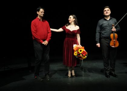 Zilele Teatrului „Matei Vișniec” – Recenzie #DAY8: O ultimă zi sub semnul dorului și al acordurilor magice din muzica de teatru