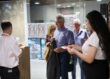 Succes internațional în Bulgaria: Teatrul Municipal „Matei Vișniec” Suceava a cucerit publicul din Stara Zagora la Festivalul NOS+
