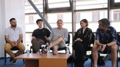”ARTĂ” se pregătește de premieră la Suceava. Celebra comedie urcă pe scena Teatrului „Matei Vișniec”
