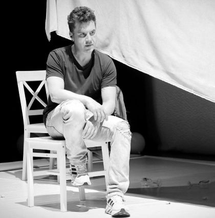 Alexandru Marin, actor al Teatrului Municipal „Matei Vișniec” Suceava, invitat în emisiunea „Spectacolul artei” de la Radio România Iași