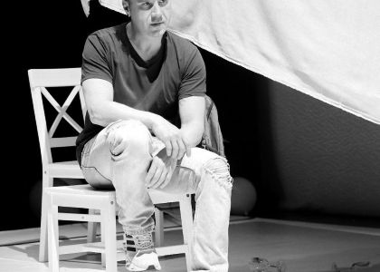 Alexandru Marin, actor al Teatrului Municipal „Matei Vișniec” Suceava, invitat în emisiunea „Spectacolul artei” de la Radio România Iași