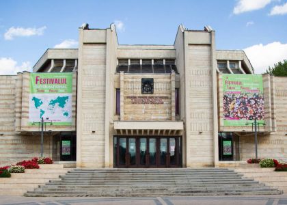Teatrul Municipal „Matei Vișniec” Suceava participă la FITPTI Iași cu spectacolul „Cabaretul cuvintelor”, text și regie Matei Vișniec