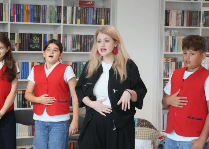 „A fost odată ca niciodată” – Ziua Internațională a Alfabetizării, celebrată prin teatru, dicție și povești alături de elevii de la Școala Gimnazială Nr. 3 Suceava