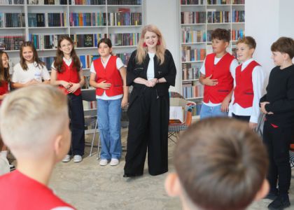 „A fost odată ca niciodată” – Ziua Internațională a Alfabetizării, celebrată prin teatru, dicție și povești alături de elevii de la Școala Gimnazială Nr. 3 Suceava