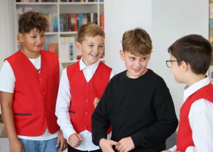 „A fost odată ca niciodată” – Ziua Internațională a Alfabetizării, celebrată prin teatru, dicție și povești alături de elevii de la Școala Gimnazială Nr. 3 Suceava