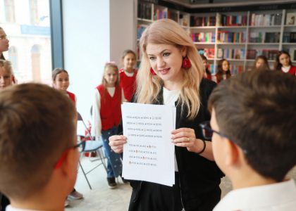 „A fost odată ca niciodată” – Ziua Internațională a Alfabetizării, celebrată prin teatru, dicție și povești alături de elevii de la Școala Gimnazială Nr. 3 Suceava