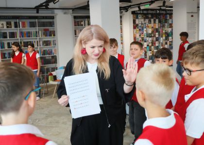 „A fost odată ca niciodată” – Ziua Internațională a Alfabetizării, celebrată prin teatru, dicție și povești alături de elevii de la Școala Gimnazială Nr. 3 Suceava