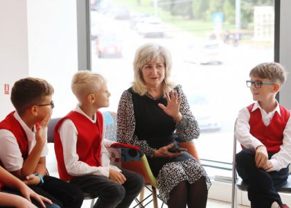 „A fost odată ca niciodată” – Ziua Internațională a Alfabetizării, celebrată prin teatru, dicție și povești alături de elevii de la Școala Gimnazială Nr. 3 Suceava